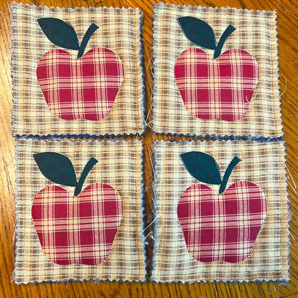 NWOT⭐️Set of 4 HANDMADE & QUILTED FABRIC COUNTRY APPLES🍎COASTERS. So Cute!